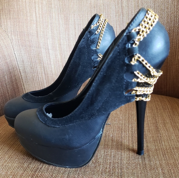 red kiss Shoes - Black stiletto pumps w/gold chains, RED KISS, sz 5 1/2